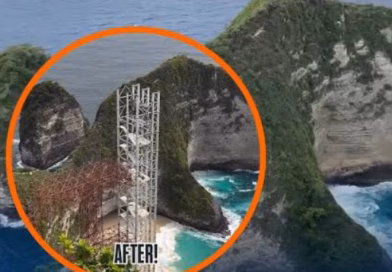 Pemandangan di Pantai Kelingking di Desa Bunga Mekar, yang Tertutup Proyek Pembangunan Lift Kaca