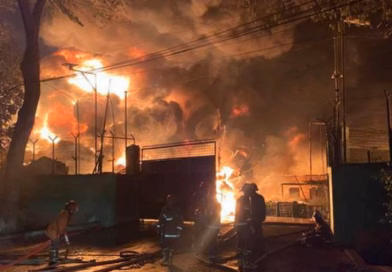 Kebakaran Hebat Melanda Pabrik Sandal di Medan Deli, Api Bermula dari Gudang Solar dan Menyebar Cepat